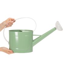 Produkt Metalowa dekoracyjna konewka, w kolorze retro pastelowej zieleni z białymi akcentami, do ogrodu, na balkon i do użytku wewnątrz, 52,5 x 15 x 30 cm