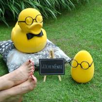 Dekoracyjna figura kaczka w żółtych okularach, zabawna letnia dekoracja, ozdobna kaczka flokowana