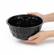 Produkt Forma do ciasta czarna dekoracyjna do kuchni, forma Bundt, metalowa, Ø23cm