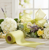 Produkt Wstążka do wieńca Moiré 150mm 25m w kolorze jasnozielonym ze złotą krawędzią do florystyki i dekoracji