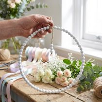 Produkt Biały perłowy wianek dekoracyjny Ø28 cm, zestaw 4 elementów - Uniwersalna wisząca dekoracja na wiosnę, wesele i do dekoracji w stylu vintage