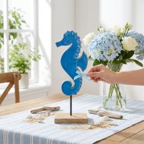 Produkt Dekoracyjna drewniana dekoracja stołu w kształcie konika morskiego w kolorze naturalnym niebieskim wys. 28 cm