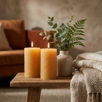 Produkt Jednokolorowe świece filarowe w kolorze miodowym, zestaw 2 szt., 85×150 mm, długi czas palenia, tworzą przytulną atmosferę, dekoracja stołu