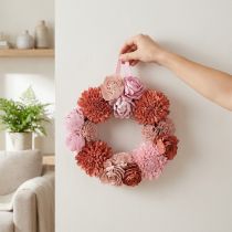 Produkt Wiszący wianek kwiatowy z różowymi kwiatami do stylowej dekoracji salonu, 25 cm
