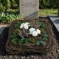 Produkt Dekoracyjna poduszka na rośliny z naturalnymi gałązkami, 40x40 cm - Idealna do aranżacji pogrzebowych i dekoracji grobów, wzór z naturalnego rattanu
