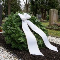 Produkt Biała wstążka do wieńca z mory ze złotym perłowym brzegiem, 175 mm - Elegancka wstążka do dekoracji i florystyki