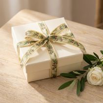 Produkt Wstążka prezentowa gałązka oliwna z eleganckimi gałązkami i oliwkami 1,5cm 15m