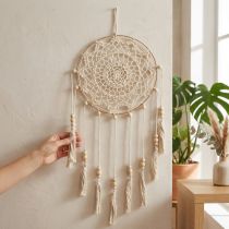 Produkt Łapacz snów z makramy, dekoracja ścienna w stylu boho chic, ręcznie robiony, kremowy, Ø22 cm, wys. 54 cm