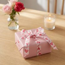 Produkt Wstążka dekoracyjna w serca Love biała czerwona organza 15mm 20m