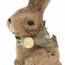 Figurki dekoracyjne króliki z piórkiem i drewnianym koralikiem brązowe różne 7cm x 4,9cm H 10cm 2szt.