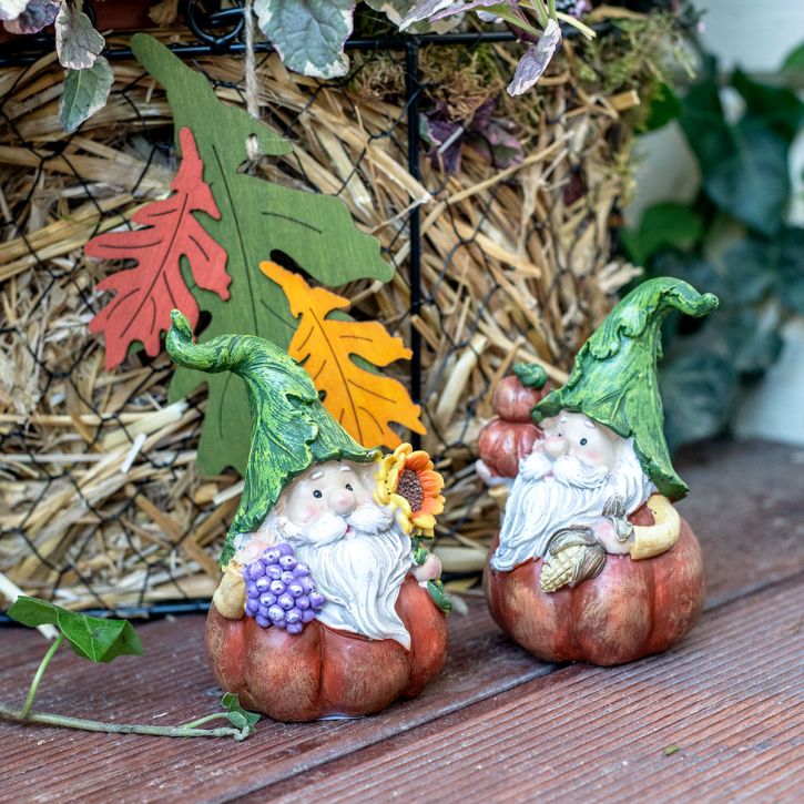 Jesienna dekoracja dyniowa krasnoludek figurka krasnala różne wys.11,5cm 2szt