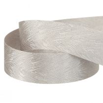 Produkt Luksusowa srebrna jedwabna wstążka z eleganckim wzorem w piórka - idealna na wesela i uroczyste okazje. Szeroka 25 mm, długość 15 m