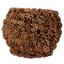 Produkt Dekoracyjna donica z szyszkami sosnowymi, naturalny wygląd, 27 cm. Okrągła donica w kształcie szyszki sosnowej, w kolorze naturalnego brązu, wykonana z szyszek sosnowych, 27 cm x 22 cm.