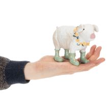 Produkt Dekoracyjna świnka w gumiakach – Zabawna figurka farmera z wieńcem kwiatowym 15,5 cm