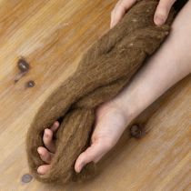 Produkt Sznurek wełniany, wełna dekoracyjna, brązowy, 2 m. Sznurek wełniany, wełna do filcowania, do rękodzieła i florystyki.