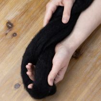 Produkt Wełna dekoracyjna, sznurek wełniany, wełna filcowana do rękodzieła i florystyki, 2m, czarna