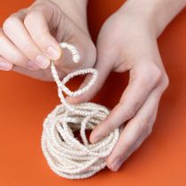 Produkt Sznurek wełniany biały ze złotą nicią 5m x 5mm z drutem do dekoracji i rękodzieła