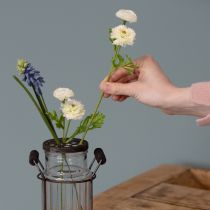 Produkt Szklana butelka w metalowym koszyku, idealna jako element dekoracyjny w salonie, 20 cm