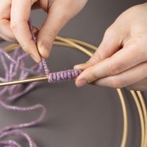 Produkt Sznurek wełniany z różową i złotą nicią, 5m x 5mm z drutem, do dekoracji i rękodzieła