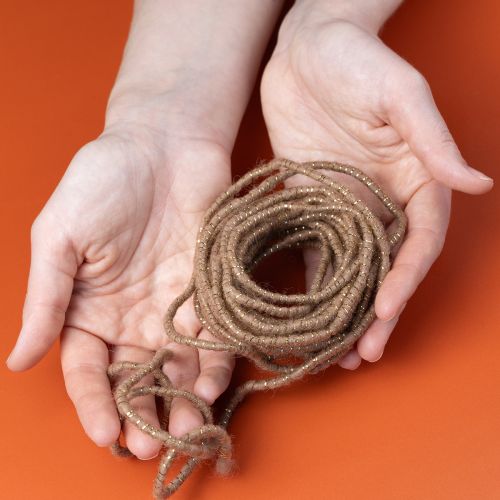 Produkt Brązowy wełniany sznurek ze złotą nicią, 5m x 5mm z drutem, do dekoracji i rękodzieła