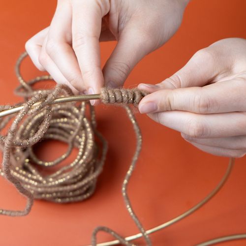 Produkt Brązowy wełniany sznurek ze złotą nicią, 5m x 5mm z drutem, do dekoracji i rękodzieła