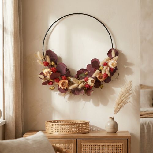 Produkt Wianek z suszonych kwiatów, kwiaty truskawkowe, Ø30 cm, wykonany metodą DIY, w kształcie pierścienia ozdobnego w stylu boho – zaprojektuj własny
