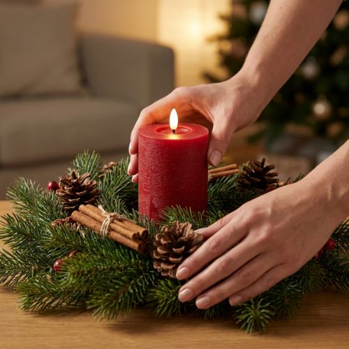 Produkt Świeca słupkowa LED z prawdziwego wosku w kolorze czerwonym z timerem i ciepłym białym światłem, 12 cm