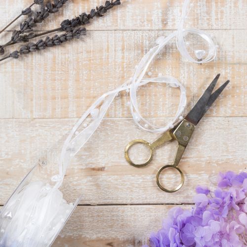 Produkt Wstążka organzowa do dekoracji ślubnej biała 10mm x 5m z serduszkami i perłami