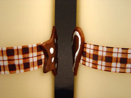 Floristik24 Świeca filarowa kremowa z woskowaną gwiazdą / sercem na wstążce w kratkę