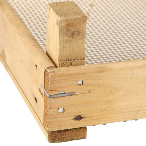 Produkt Drewniana skrzynka w stylu rustykalnym z siatką drucianą, 75×50×14cm