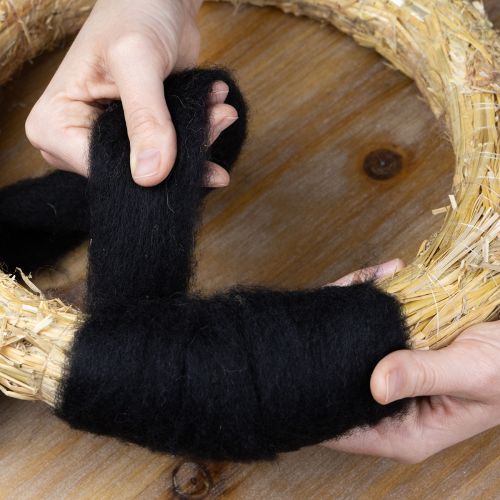 Produkt Wełna dekoracyjna, sznurek wełniany, wełna filcowana do rękodzieła i florystyki, 2m, czarna