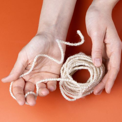 Produkt Sznurek wełniany biały ze złotą nicią 5m x 5mm z drutem do dekoracji i rękodzieła