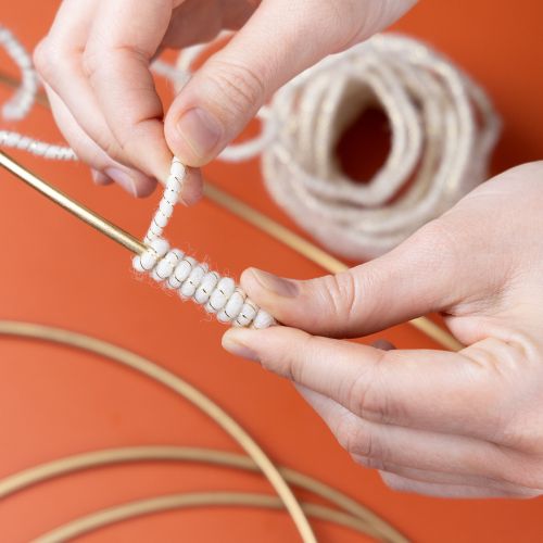 Produkt Sznurek wełniany biały ze złotą nicią 5m x 5mm z drutem do dekoracji i rękodzieła