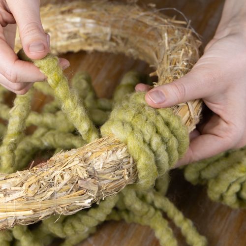 Produkt Puszysty sznurek filcowy Mirabell, wełniany, zielony, 25m, dekoracyjna wstążka do florystyki, dekoracji, rękodzieła, DIY