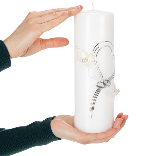 Produkt Świąteczna świeca ślubna ze stylowym wzorem serca, srebrnymi zdobieniami i wstążką z organzy – idealna na śluby i srebrne rocznice ślubu, 230/80 mm