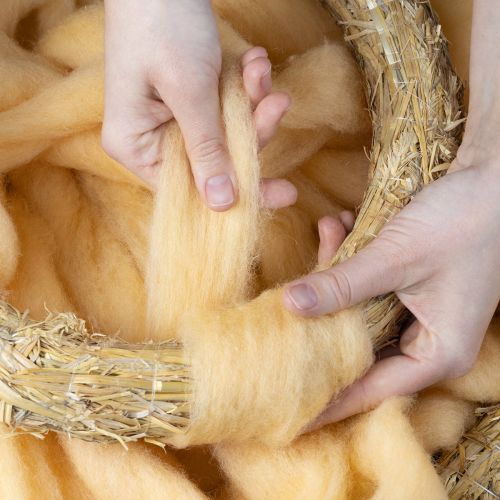 Produkt Sznurek wełniany, wstążka wełniana, kremowo-pomarańczowy, 10m wełny na wieńce i kompozycje