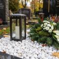 Kamyczki dekoracyjne w siatce białe 1cm - 2,5cm 1kg | Floristik24.pl