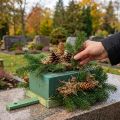 Kwiatowa pianka z drewnianą podstawą dekoracja nagrobna maxi 4 sztuki | Floristik24.pl