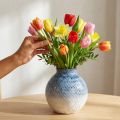 Wazon ceramiczny szkliwiony w kolorze niebiesko-białym, pleciony, wys. 18,5 cm | Floristik24.pl