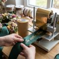 Folia tłoczona złota 120mm x 50m | Floristik24.pl