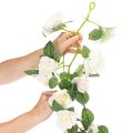 Girlanda ze sztucznych róż z białymi kwiatami do dekoracji, 170 cm | Floristik24.pl