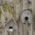 Dekoracyjna budka lęgowa domek dla ptaków drewniany wystrój ogrodu naturalna biel myta wys. 22 cm szer. 21 cm
